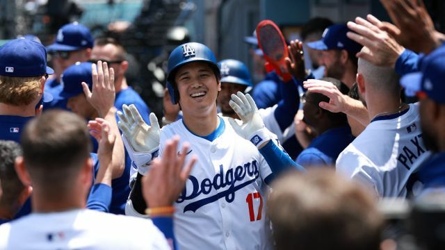 2ホーマーを放ちベンチで祝福されるドジャースの大谷翔平選手(写真：USA TODAY Sports/ロイター/アフロ)