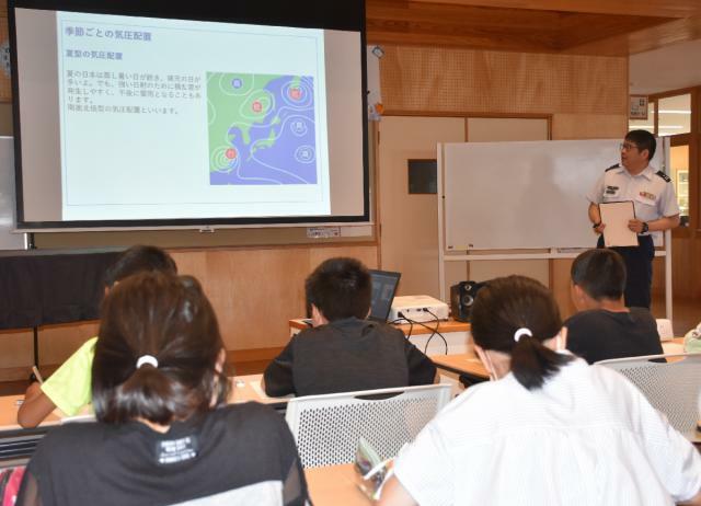 新田原基地の気象隊員による解説で、天気への理解を深めた上新田学園の特別授業