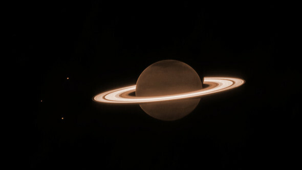 ジェイムズ・ウェッブ宇宙望遠鏡の近赤外線カメラで撮影した土星と環。ディオネ、エンケラドゥス、テティスの3つの衛星が鮮明に写っている=NASA提供