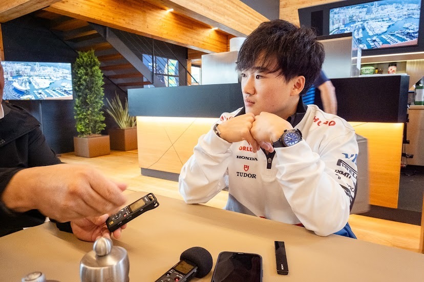 インタビューに答える角田裕毅 – 2024年F1モナコGPにて