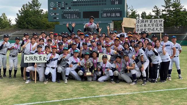 清瀬杯の決勝を戦った久留米大と大阪教育大の両チームによる集合写真