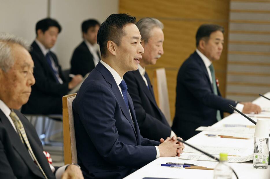 日本の創薬力を強化するための有識者会議であいさつする村井官房副長官（手前から2人目）＝22日午前、首相官邸