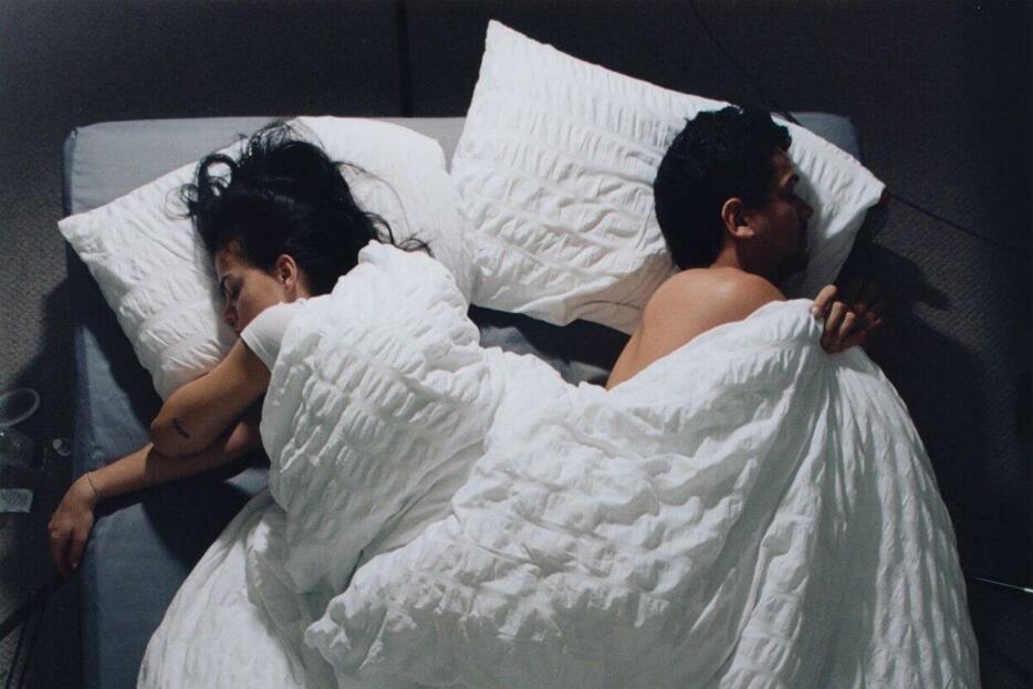 快適な睡眠を妨げる要因を減らすために、夫婦が別々のベッドや寝室で寝る「睡眠離婚」が増えている。（Photograph by Dorothy Sing Zhang）