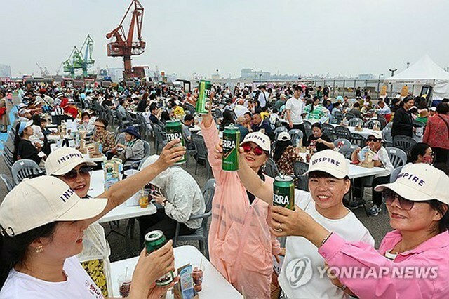 25日に仁川港で開催されたイベントで韓国ビールを楽しむ外国人観光客＝（聯合ニュース）