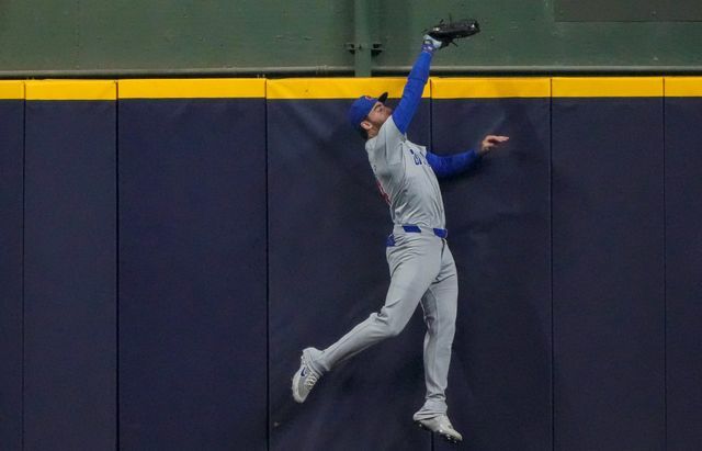 フェンス越えの打球をスーパーキャッチしたコディ・ベリンジャー選手(写真：AP/アフロ)