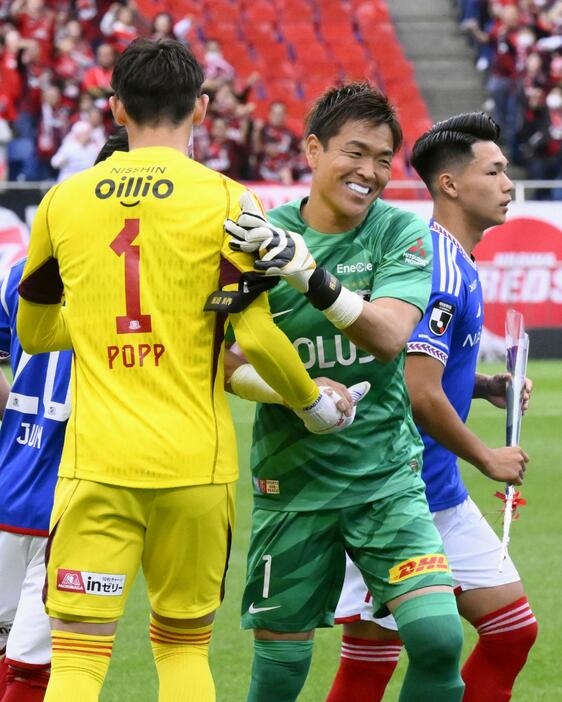 浦和―横浜M　試合開始前、横浜MのGKポープ（1）らと笑顔であいさつする浦和・GK西川（右から2人目）＝埼玉スタジアム