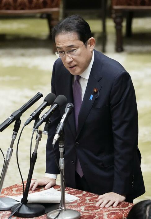 衆院予算委の集中審議で答弁する岸田首相＝20日午後