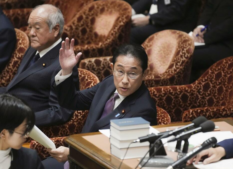 衆院予算委の集中審議で、答弁のため挙手する岸田首相＝20日午後