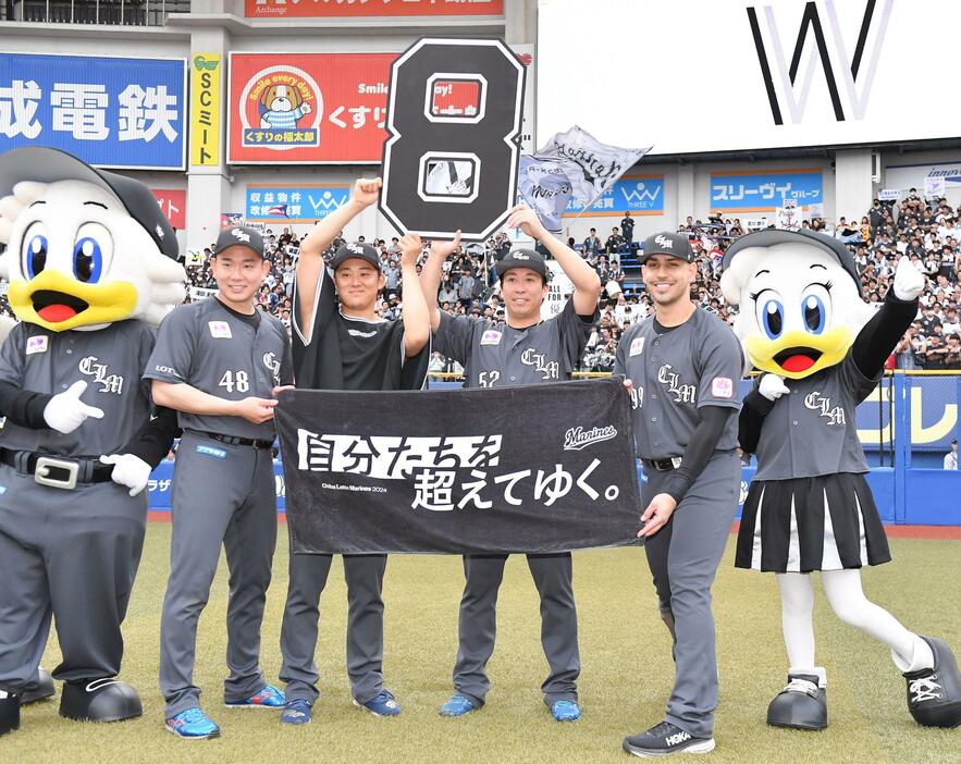 　８連勝で会心の笑みを浮かべる（左から）中村稔、鈴木、益田、ソト（撮影・開出牧）