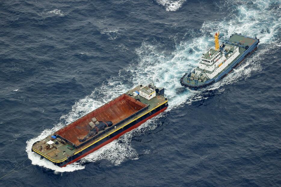 2023年1月、海中に沈めるため、作業船で運ばれるマッコウクジラの「淀ちゃん」＝紀伊半島沖