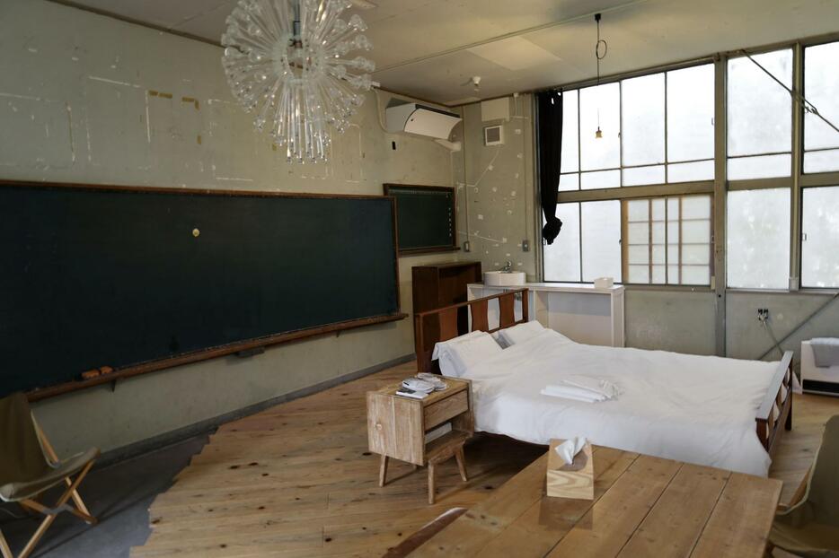 廃校になった小学校の教室を改装した体験型宿泊施設の部屋＝徳島県三好市