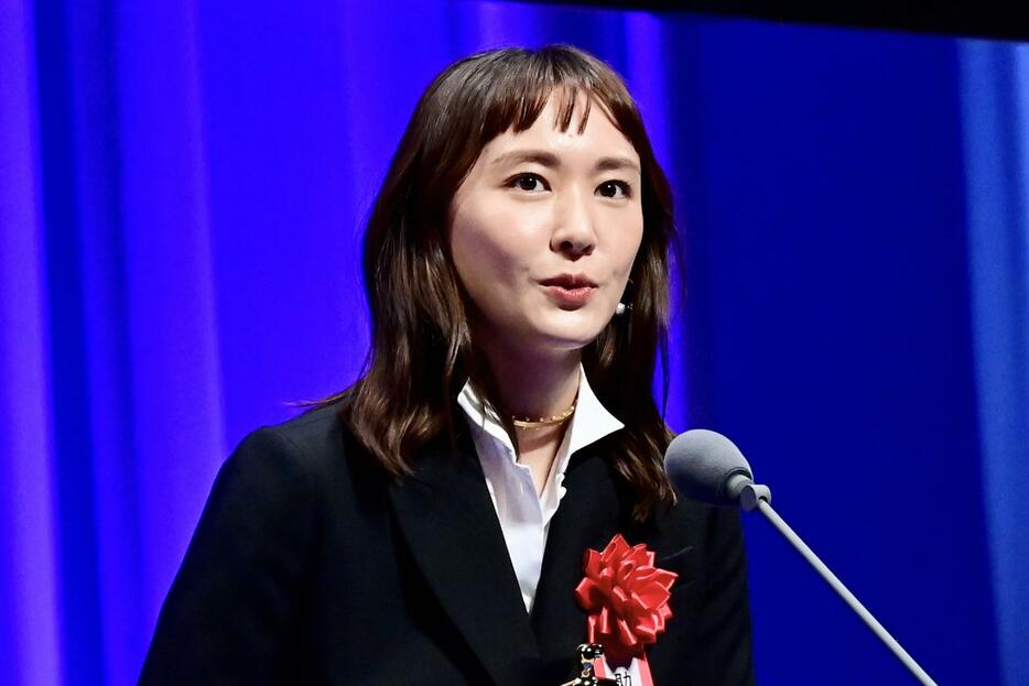 「第33回日本映画批評家大賞」の授賞式に出席した新垣結衣さん