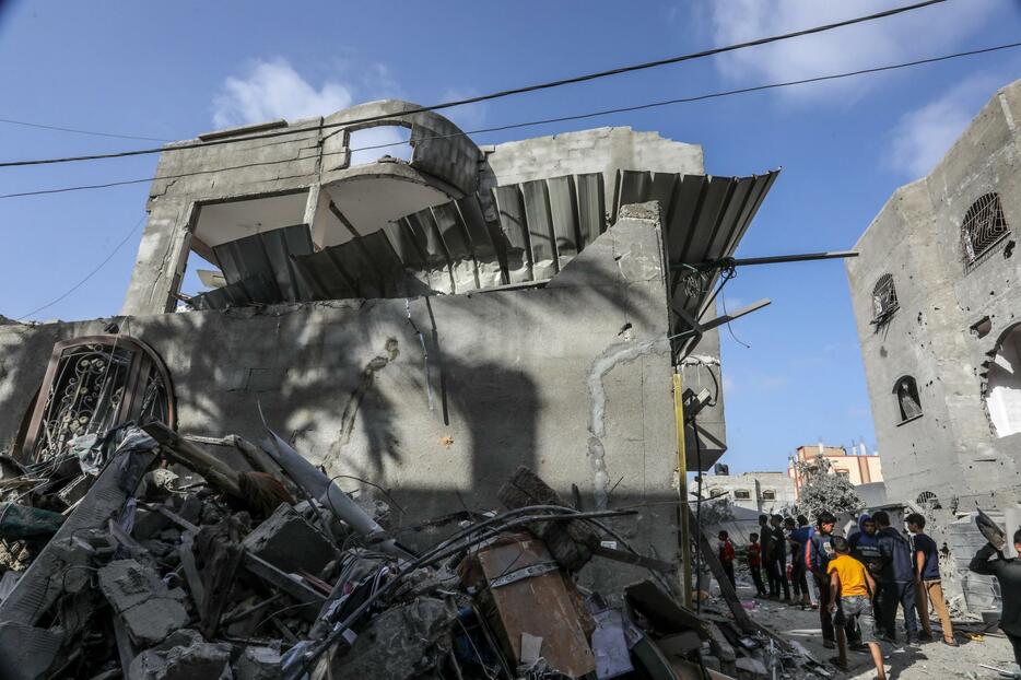 イスラエル軍の攻撃を受けた家に残された物を確認する人々＝3日、パレスチナ自治区ガザ南部ラファ（ゲッティ＝共同）