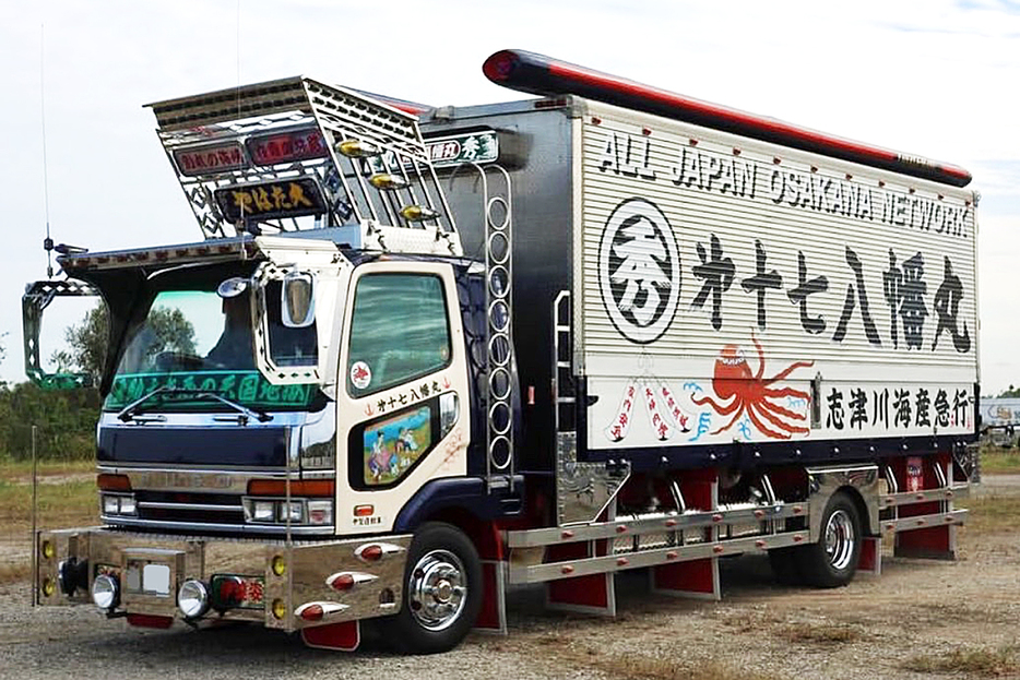 今や海外でも一目置かれる存在である、日本独自のトラックのカスタム文化である「デコトラ」。三重県の涌谷町でカーショップ「ゴールドウェーブ」を経営する金野秀光さんは、子どもの頃からデコトラが大好きという生粋のオーナーだ。
