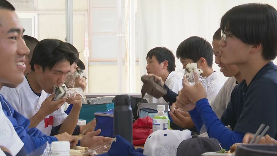 食堂で一緒に昼食