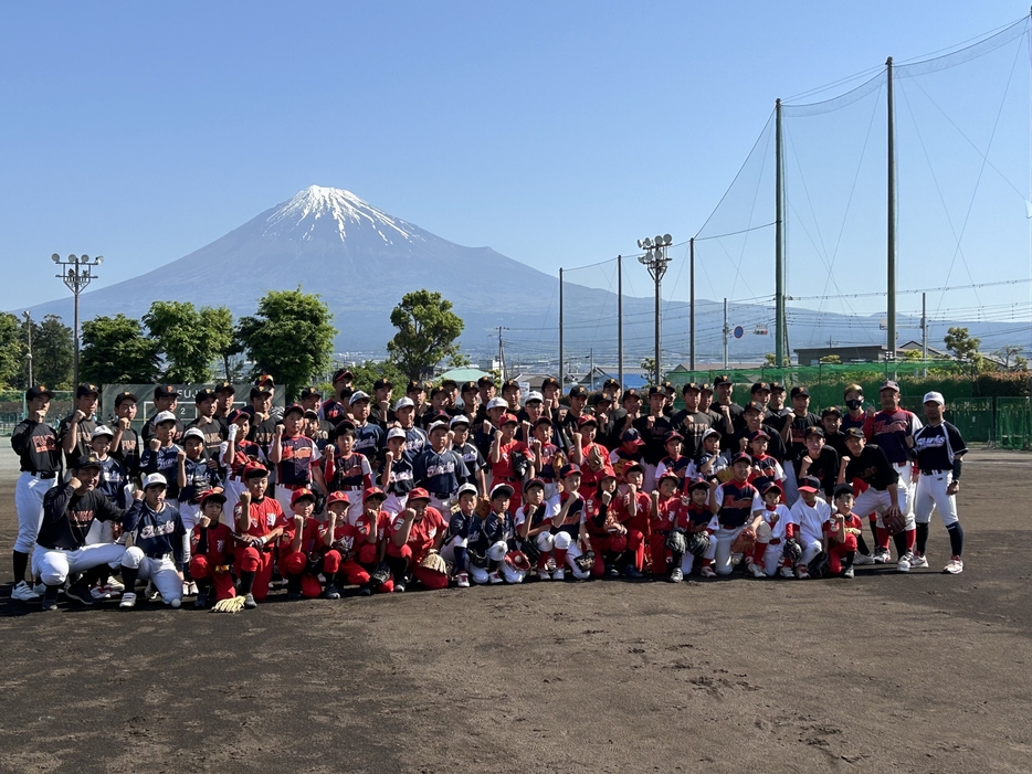 富士山を背景に、参加者全員集合！