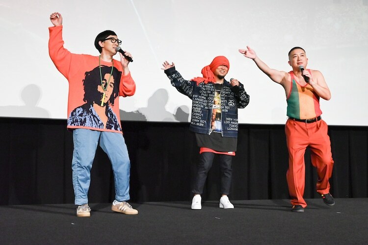 「One Love / People Get Ready」を歌うこがけん、HAN-KUN、松尾アンダーグラウンド（左から）。