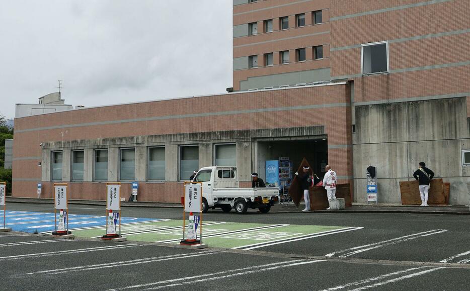 男児が液体をかけられる事件があった大阪府河内長野市役所の駐車場＝19日午後3時40分