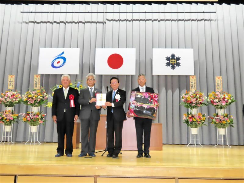 記念品を贈った（左から）松本社長、内藤社長