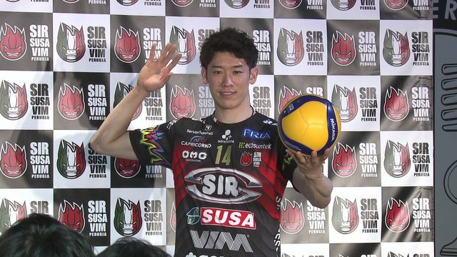 ペルージャのユニフォームを身にまとったバレーボール日本代表の石川祐希選手