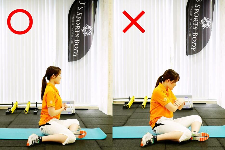 このトレーニングでNGなのは基本姿勢を崩してしまうこと。骨盤を起こして背筋を伸ばしてから始めよう