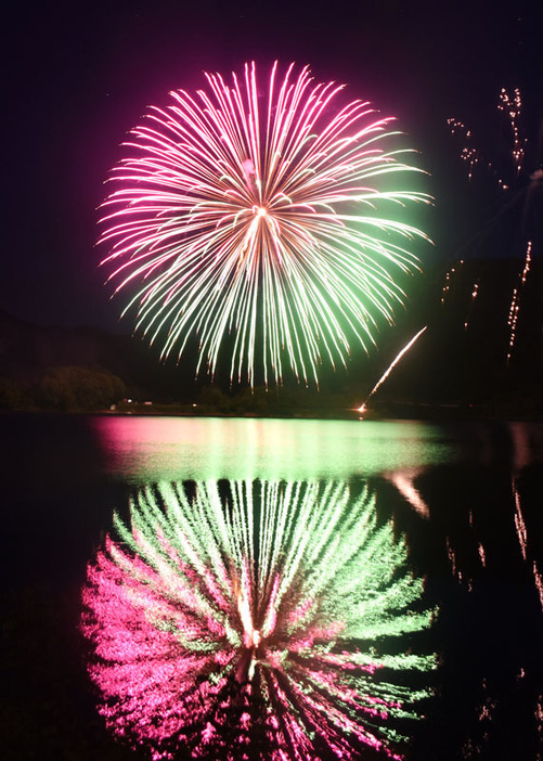 美しい花火が夜空と湖面を彩った錦秋湖湖水まつり