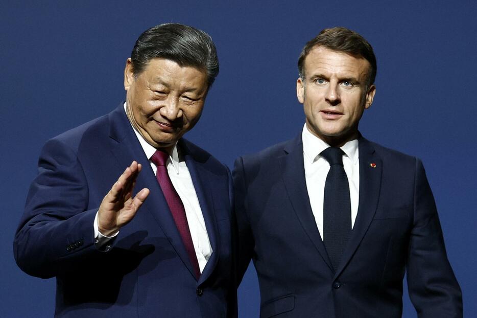 フランスを訪問中の中国の習近平国家主席（左）とマクロン仏大統領＝6日、パリ（ロイター＝共同）