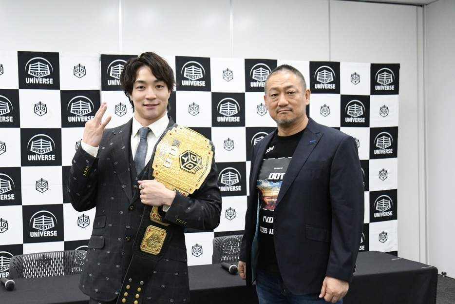 KO-D無差別級王者・上野勇希（左）と挑戦者・髙木三四郎