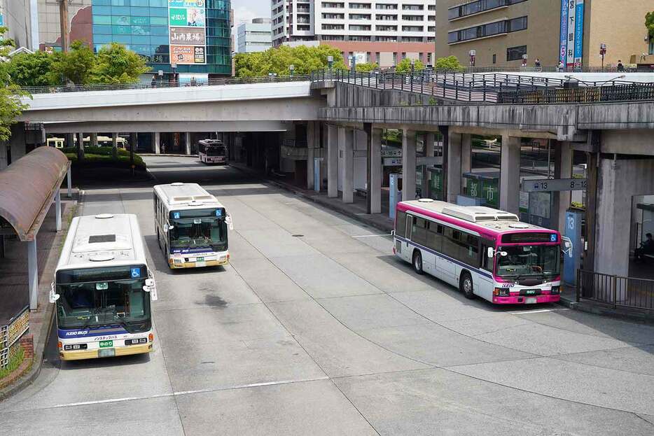 「2024年問題」の顕在化により、各地でバスの減便が相次いだ。