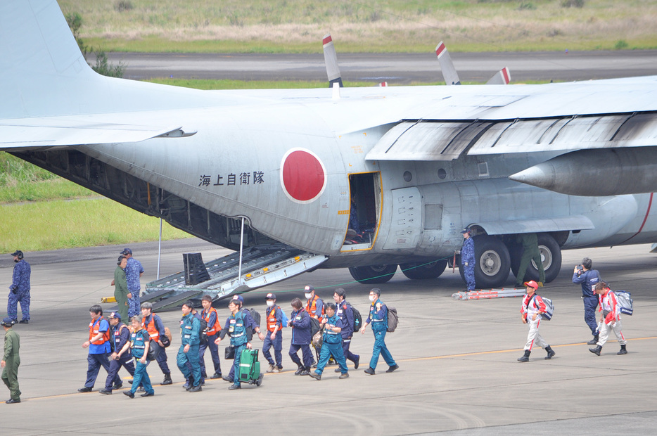 海自の輸送機で奄美空港に到着した県の災害派遣医療チームら＝25日、鹿児島県奄美市笠利町の奄美空港