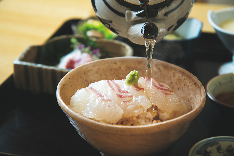 お刺身、胡麻だれを味わったあとは、香り高く滋味深いだしをたっぷりとかけてお茶漬けに。