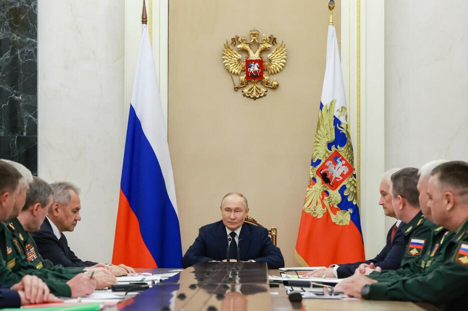 モスクワのクレムリンで、ロシア軍幹部らと会談するプーチン大統領（中央）＝15日（ロシア大統領府提供・タス＝共同）
