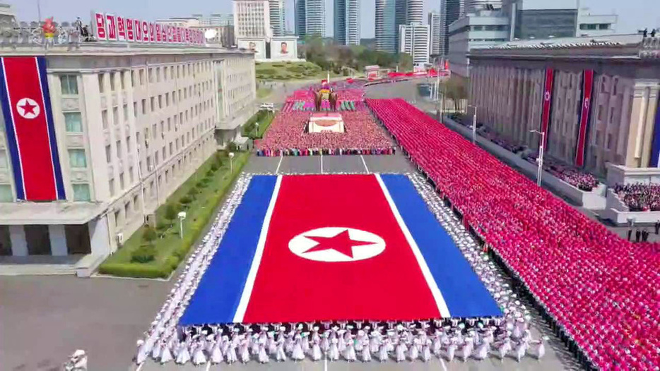 市民パレードに登場した巨大な北朝鮮国旗＝2022年4月