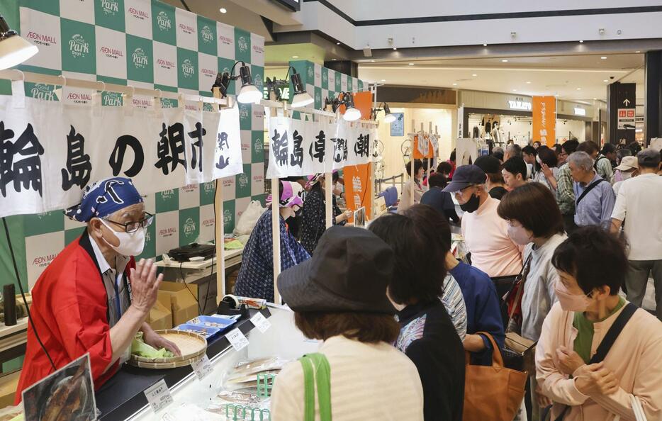 愛知県豊川市で開かれ、多くの客でにぎわう「出張輪島朝市」＝25日午前