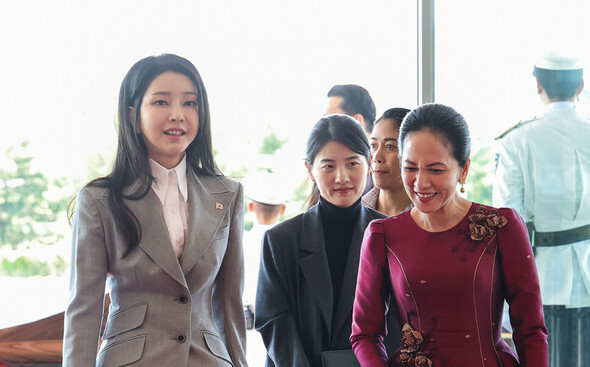 尹錫悦大統領の夫人、キム・ゴンヒ女史が16日、訪韓中のカンボジア首相夫人のピット・チャンモニ女史とソウル龍山大統領室庁舎に入ろうとしている＝大統領室提供