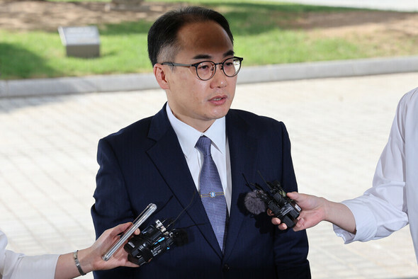 イ・ウォンソク検察総長が14日午前、ソウル瑞草区の最高検察庁に出勤し取材陣の質問に答えている＝キム・ヨンウォン記者