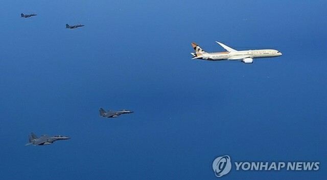 韓国防空識別圏（KADIZ）に進入したUAEの大統領機（右）と護衛する韓国空軍の戦闘機F15K（大統領室提供）＝（聯合ニュース）≪転載・転用禁止≫