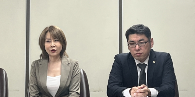原告の有賀美雪さん（左）、代理人の諸橋仁智弁護士（右）