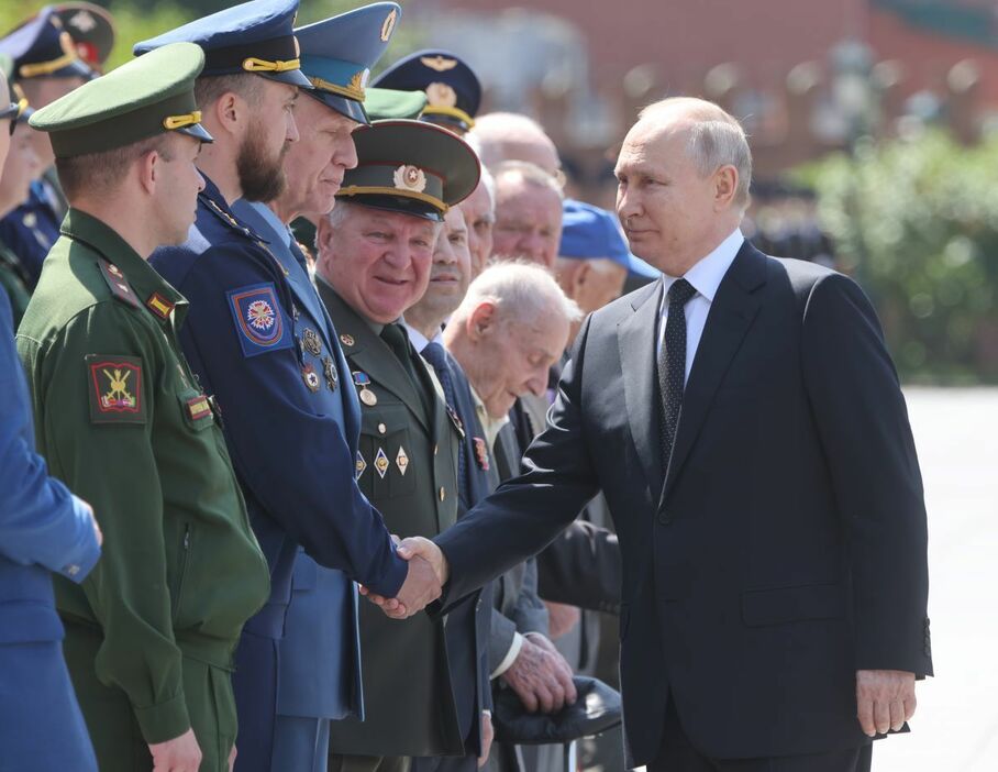 ロシアの首都モスクワで開かれた式典で、空挺部隊員と握手を交わす同国のウラジーミル・プーチン大統領（右）。2023年6月22日撮影（Getty Images）