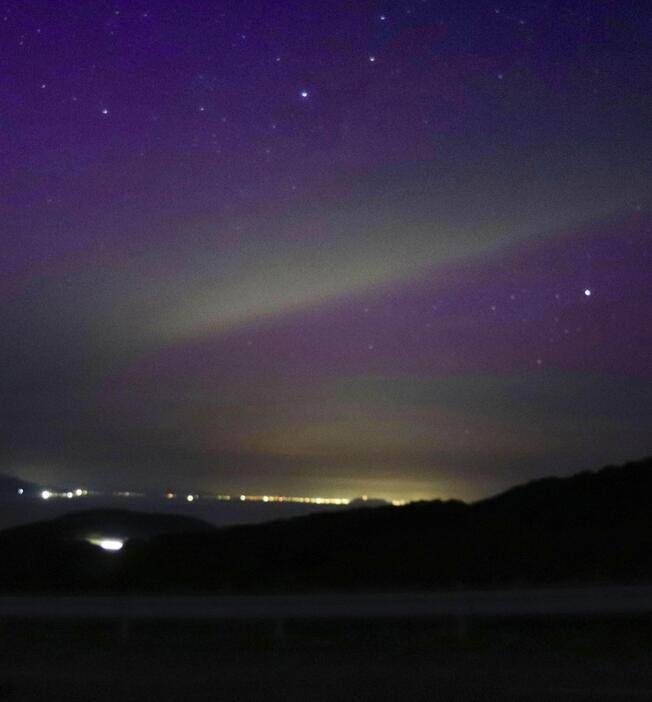 青森県中泊町で観測された太陽フレアが原因とみられるオーロラのような現象＝11日午後8時52分（15秒露光）