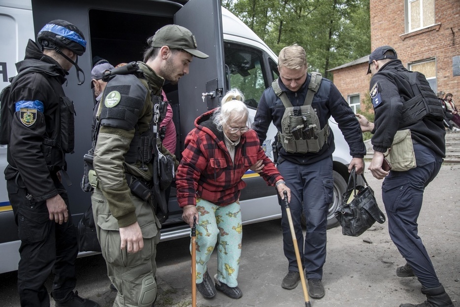 ウクライナ・ハリコフ州ボウチャンスクで安全な場所に向け避難する高齢者（中央）＝20日（アナトリア通信提供・ゲッティ＝共同）