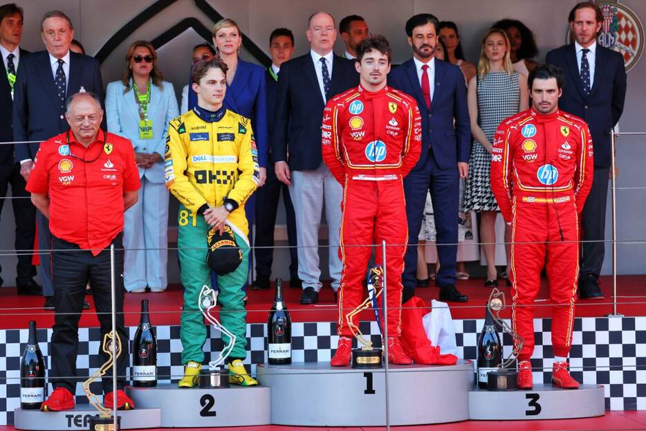 2024年F1第8戦モナコGP表彰式　優勝シャルル・ルクレール（フェラーリ）、2位オスカー・ピアストリ（マクラーレン）、3位カルロス・サインツ（フェラーリ）