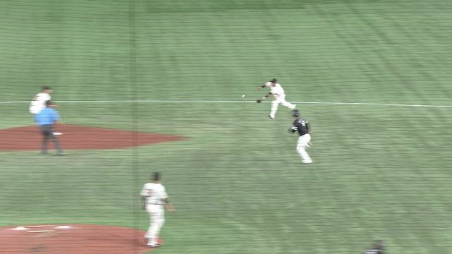 グラブトスを見せる吉川尚輝選手(画像:日テレジータス)