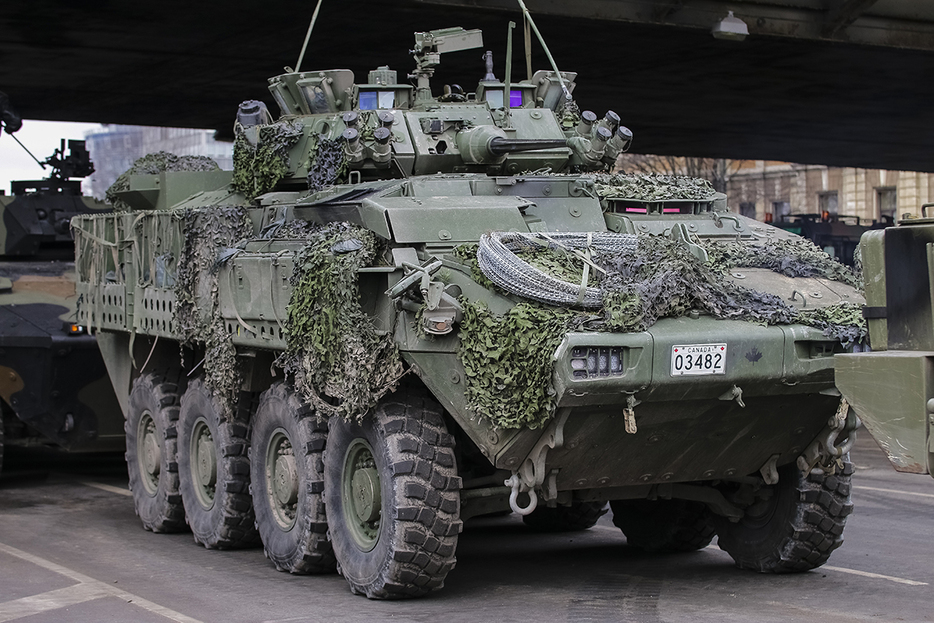 カナダ軍のM1126ストライカー装甲兵員輸送車。2017年11月、ラトビア・リガ（StockPhotosLV / Shutterstock.com）