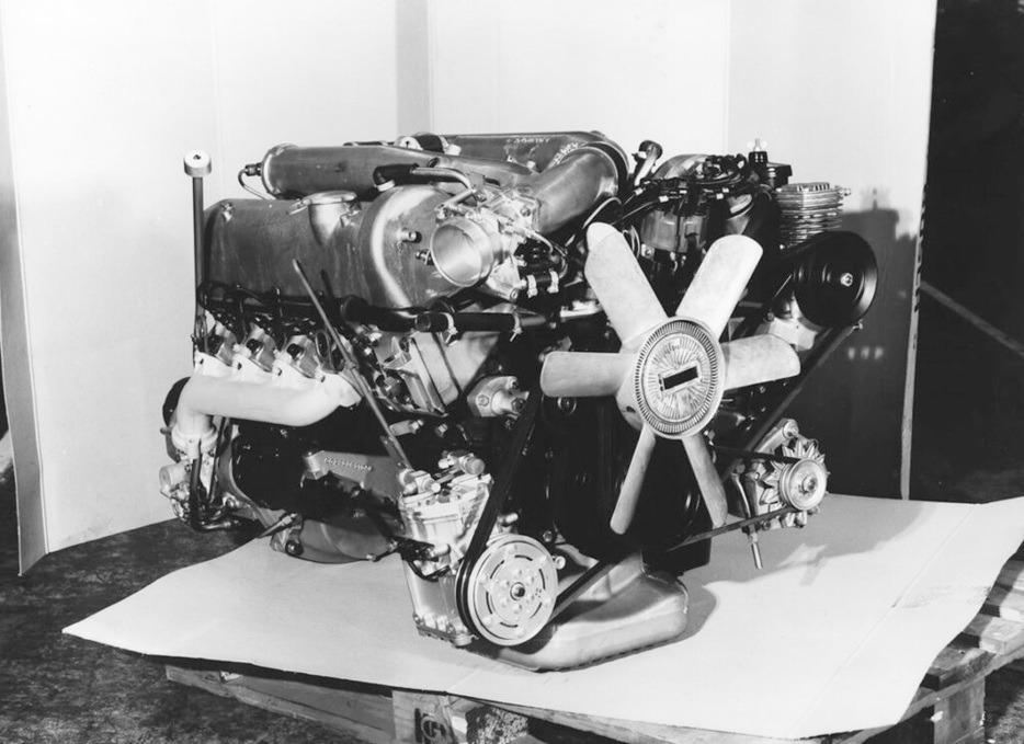 V型8気筒エンジンの排気量は6.333ccで250hp/4.000rpmを発揮する。下にエアコンのコンプレッサー（レシプロ式）が見える。