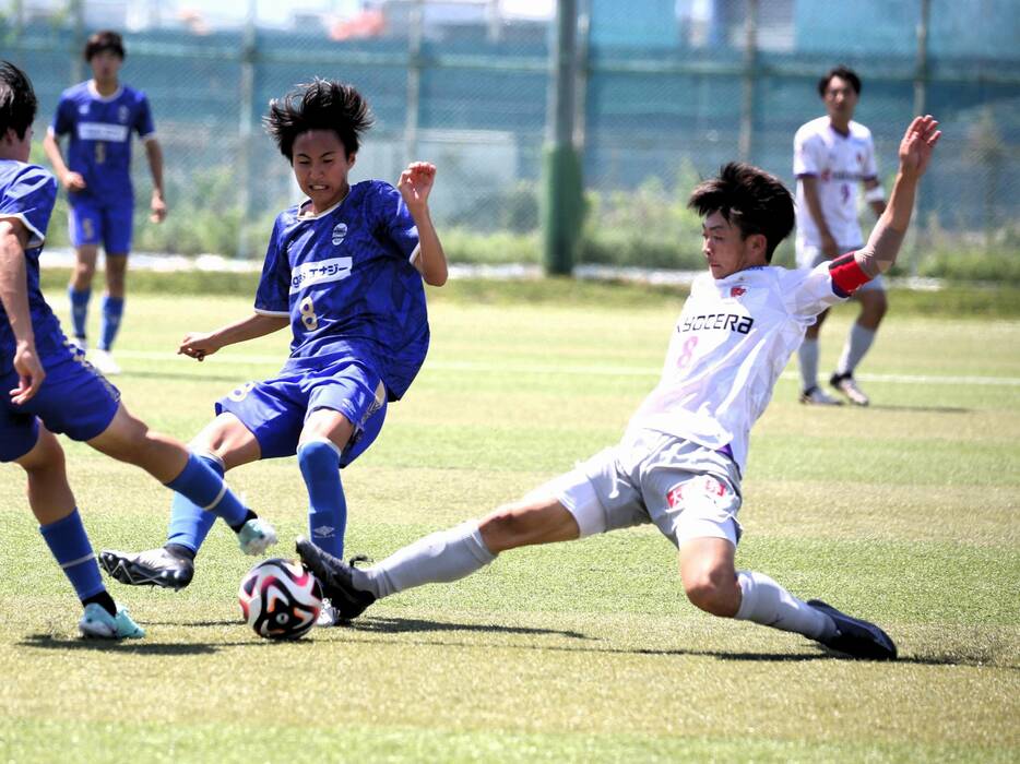 京都サンガF.C.U-18MF石本泰雅主将(3年=京都サンガF.C.U-15出身)が身体を張った守備(Taro YOSHIDA)