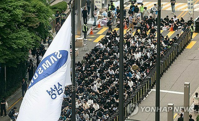 24日にソウルで開かれた集会に参加した組合員ら＝（聯合ニュース）