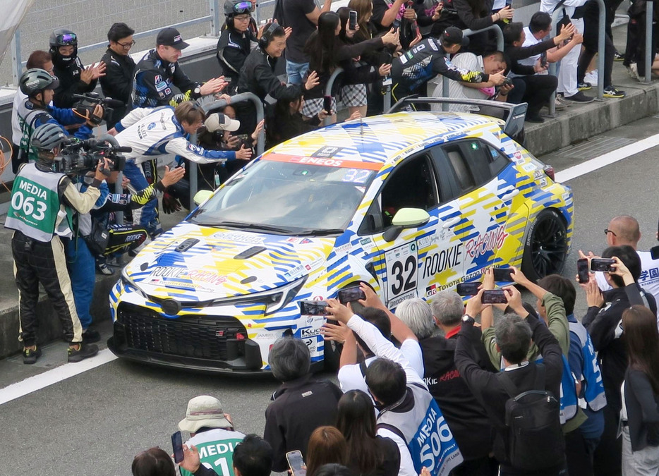 24時間耐久レースでゴールし、迎えられるトヨタ自動車の水素エンジン車＝26日午後、静岡県小山町の富士スピードウェイ