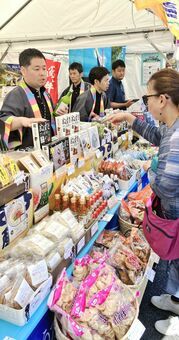 特産品販売ブースも多くの来場客でにぎわった＝３日、神奈川県川崎市