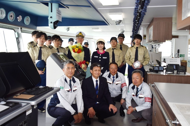 今村常務取締役（前列右から2人目）、岩崎船長・長谷部さん（後列中央）